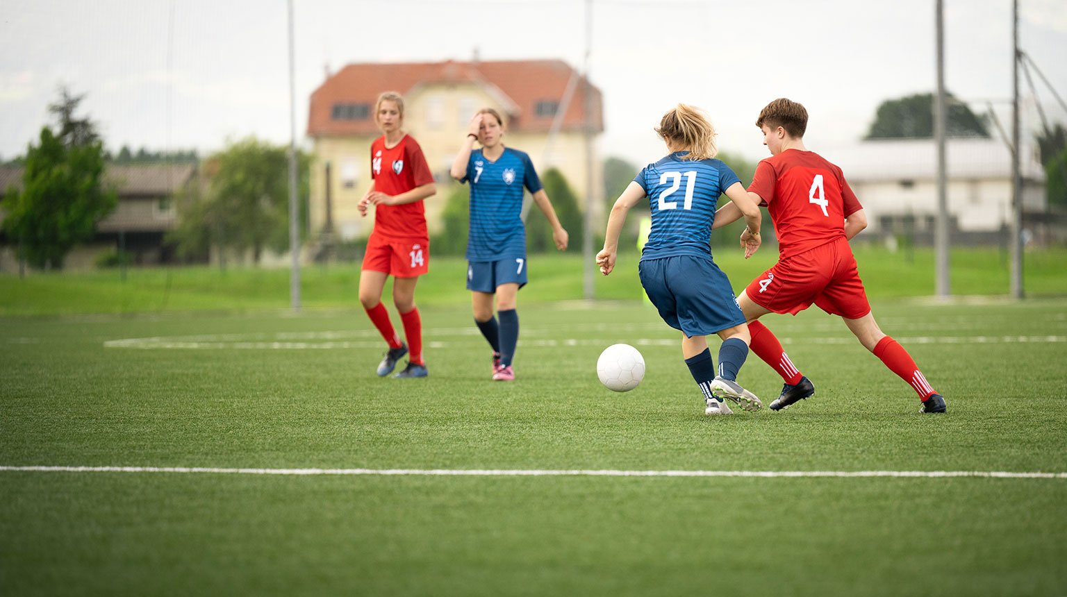 Lokaler Sportverein auf einem Sportplatz im Freien.