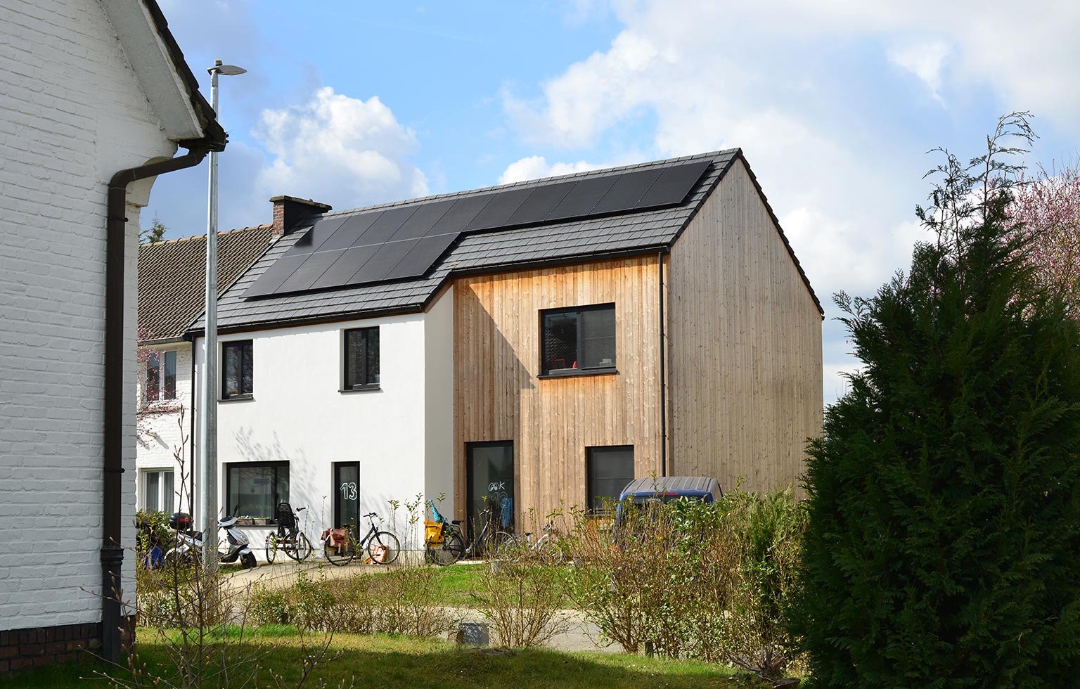 Haus mit Photovoltaikanlage auf dem Dach.