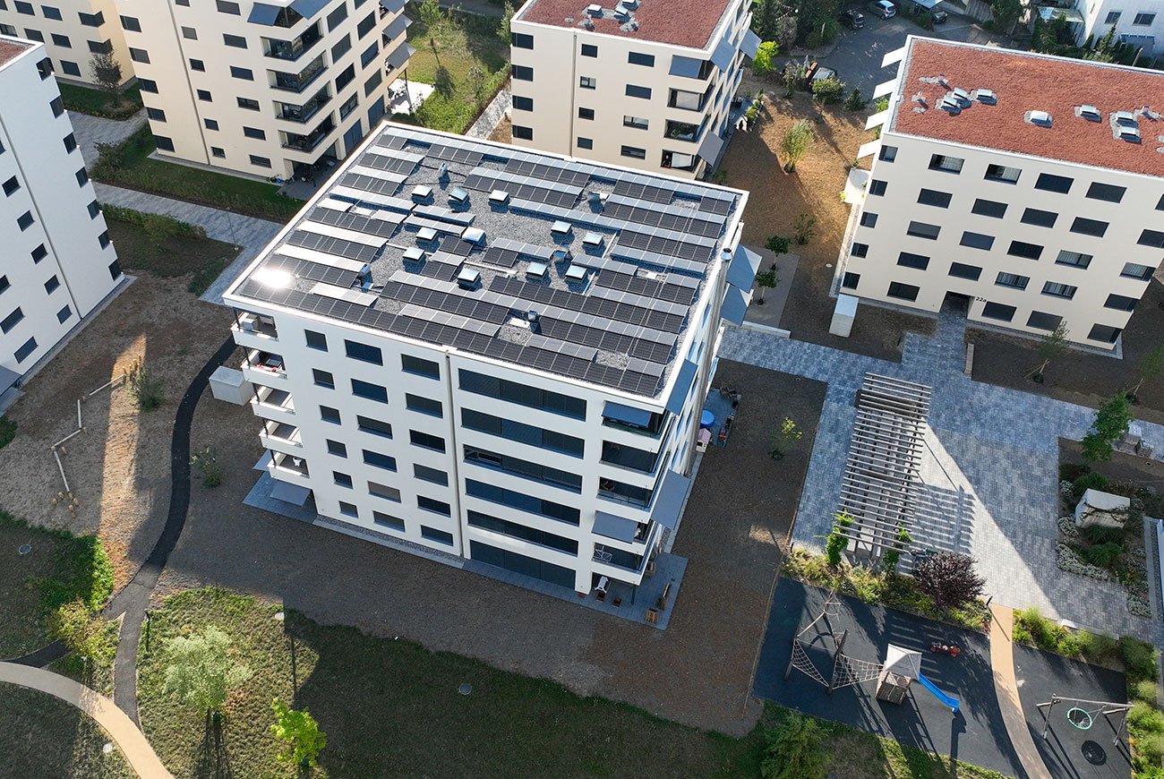 Solaranlage auf Mehrfamilienhaus – Drohnenaufnahme.