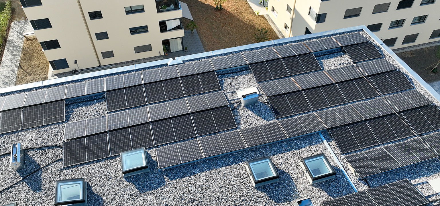 Detailaufnahme der Photovoltaikanlage auf einem Flachdach.