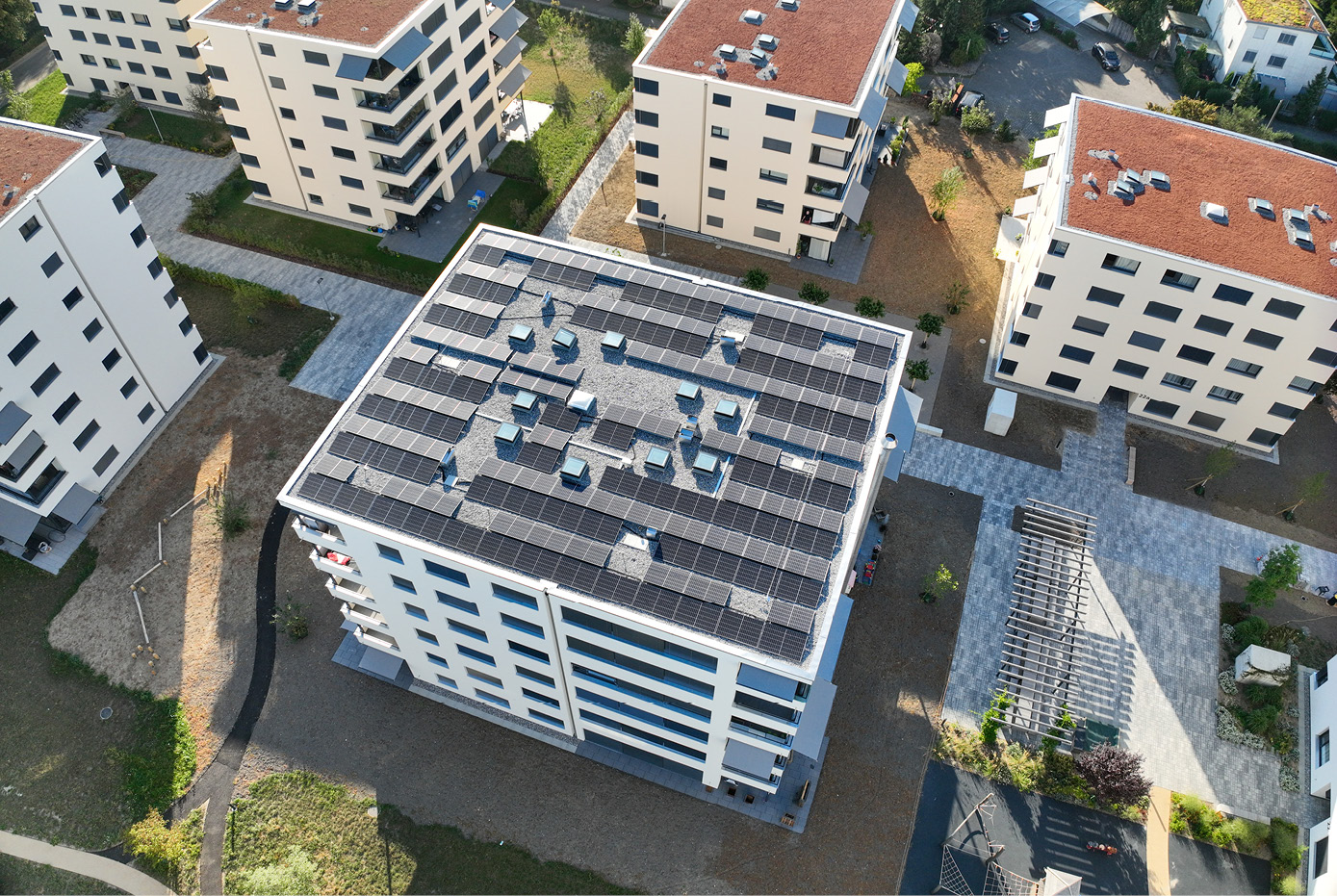 Solaranlage auf Mehrfamilienhaus – Drohnenaufnahme.