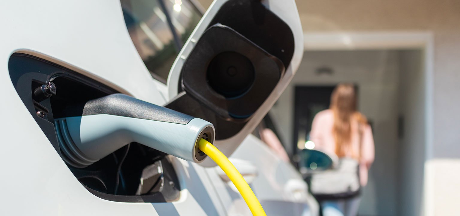 Elektroauto lädt vor dem Haus.