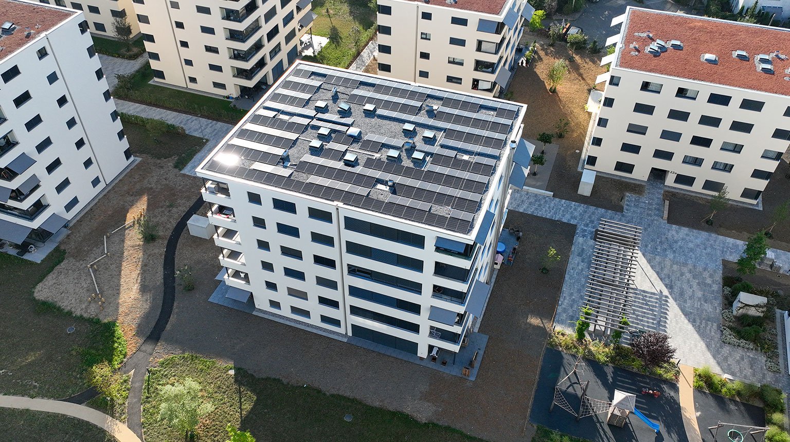 Solaranlage auf Mehrfamilienhaus – Drohnenaufnahme.
