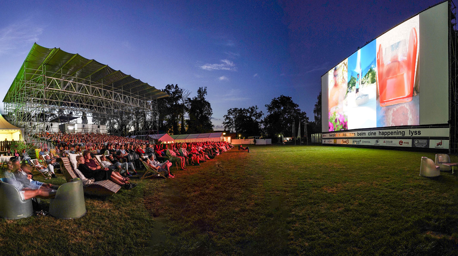 Open-Air-Kinoanlass bei Abenddämmerung.