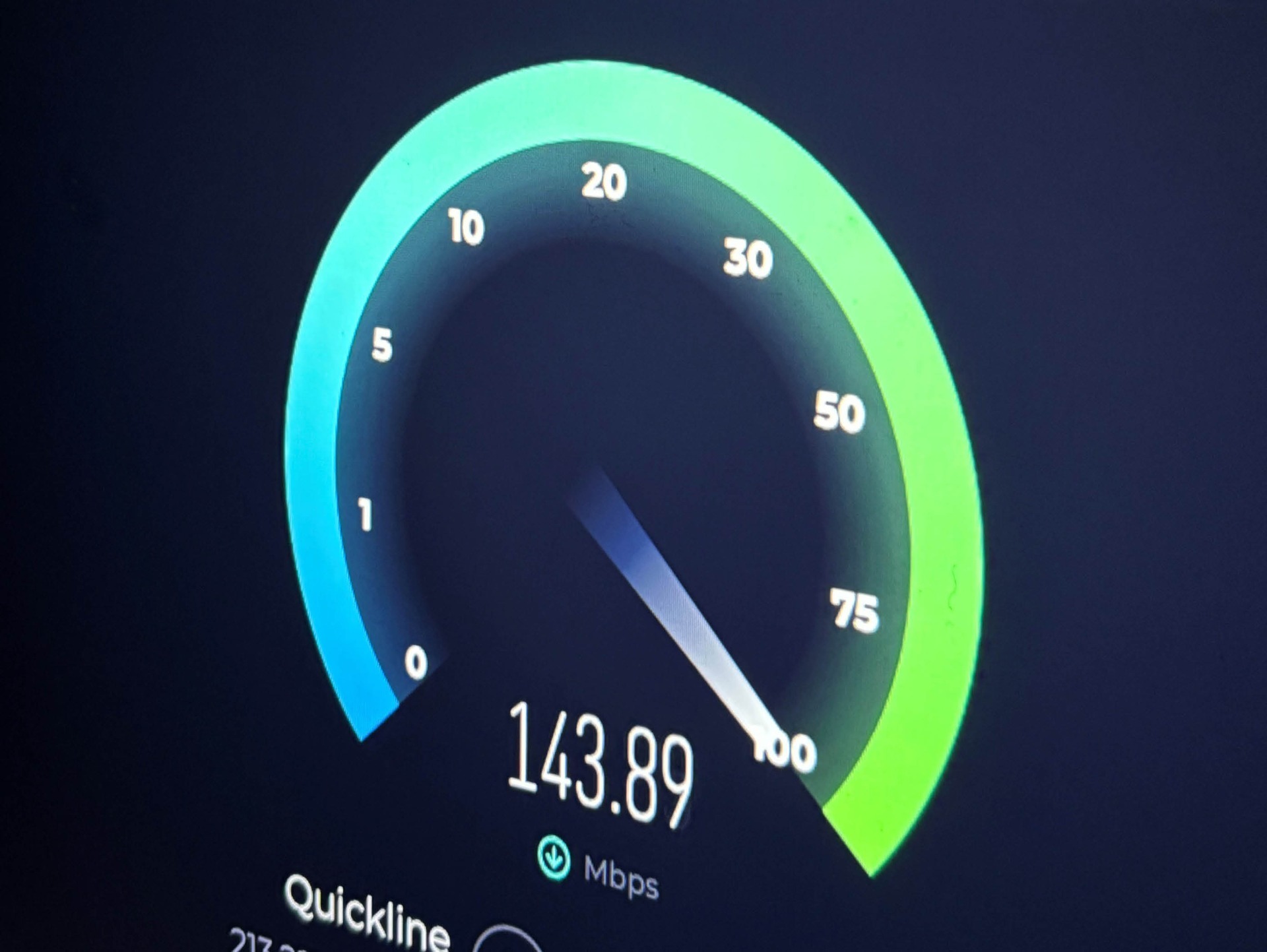 Internet-Speedtest: Digitale Tempo-Anzeige misst die aktuelle Download-Geschwindigkeit in Megabit pro Sekunde.