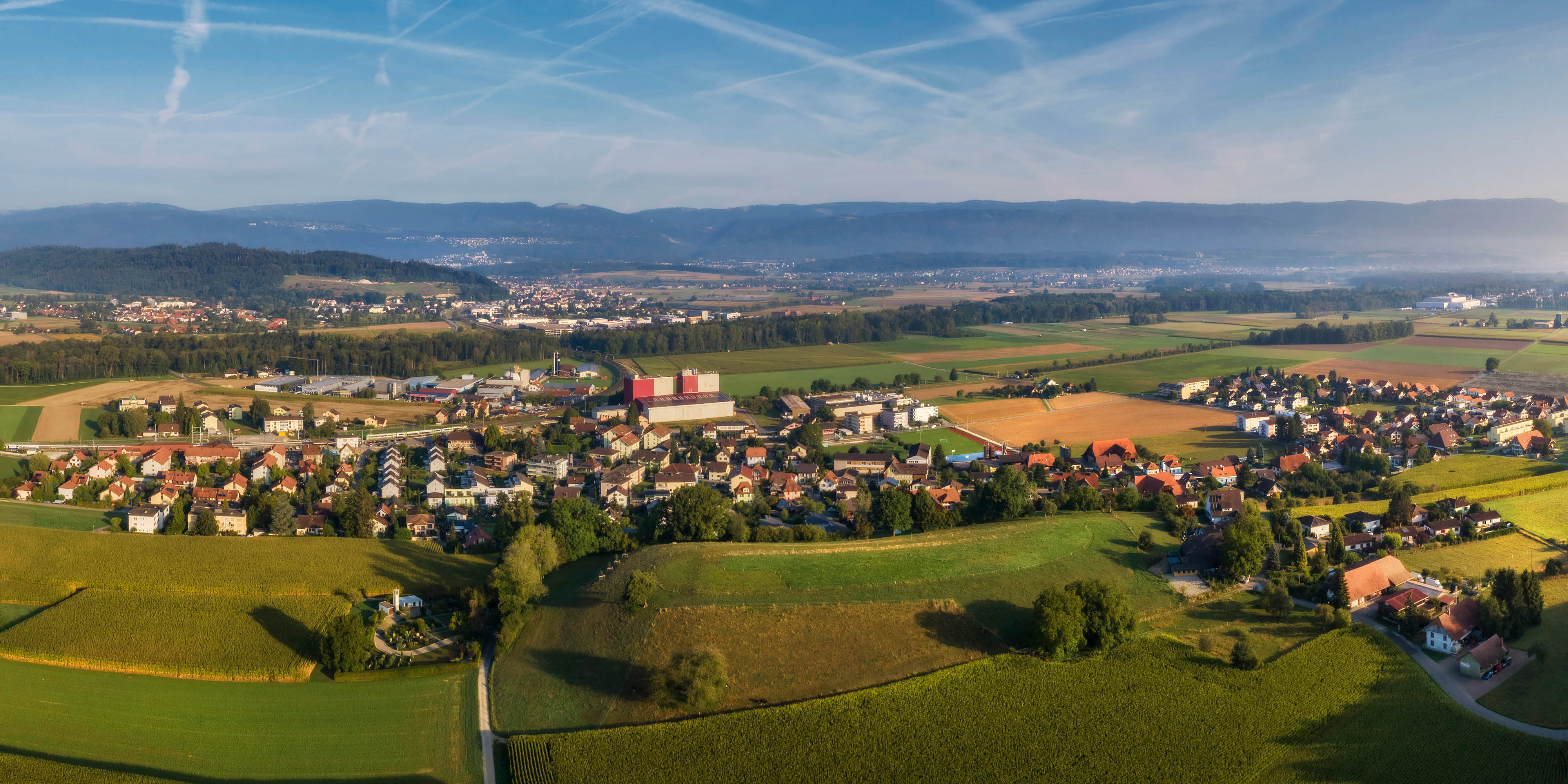 Luftaufnahme über Busswil mit Blick ins Seeland.