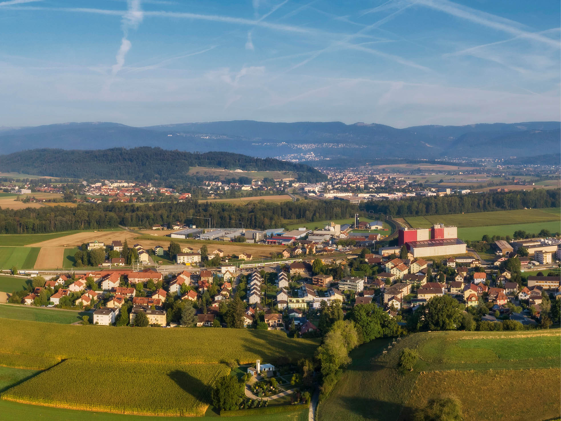 Luftaufnahme über Busswil mit Blick ins Seeland