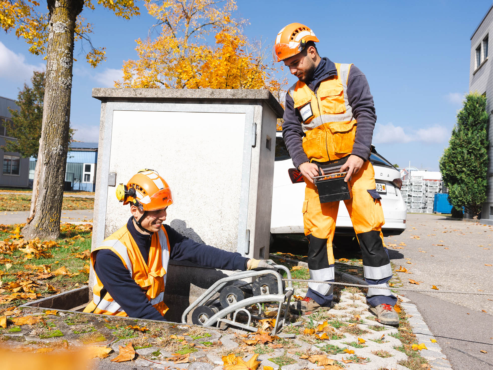 Mitarbeitende im Einsatz an einer Verteilkabine.