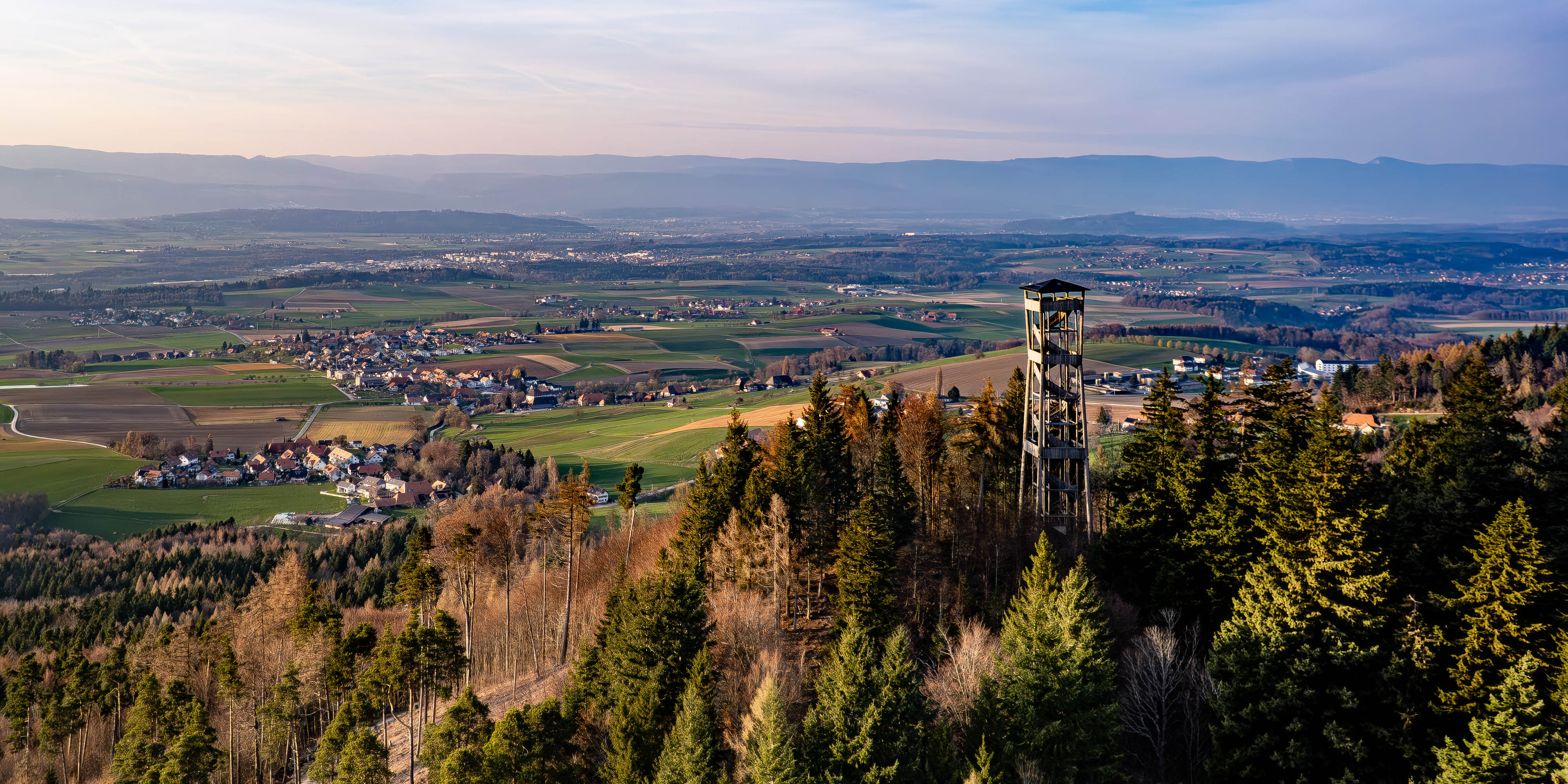 Luftaufnahme über Frienisberg mit Sicht ins Seeland.