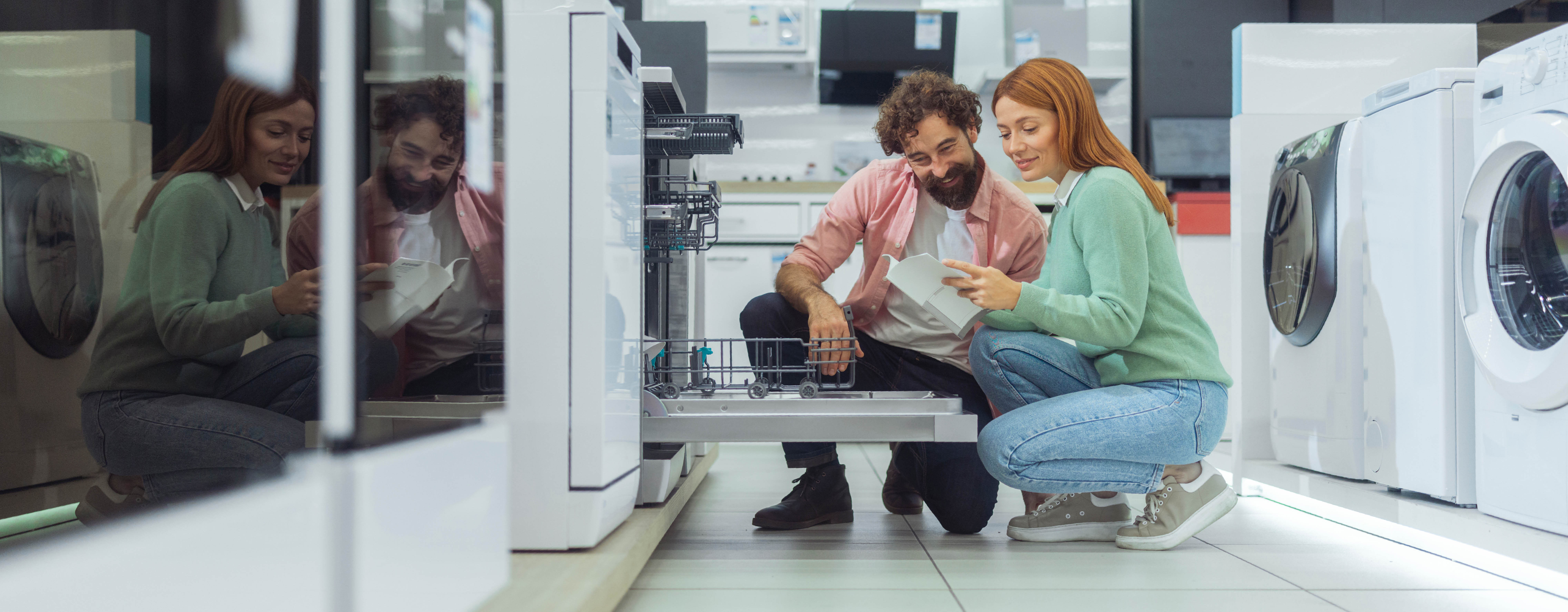 Paar lässt sich in einem Fachgeschäft zu energieeffizienten Hausgeräten beraten.2