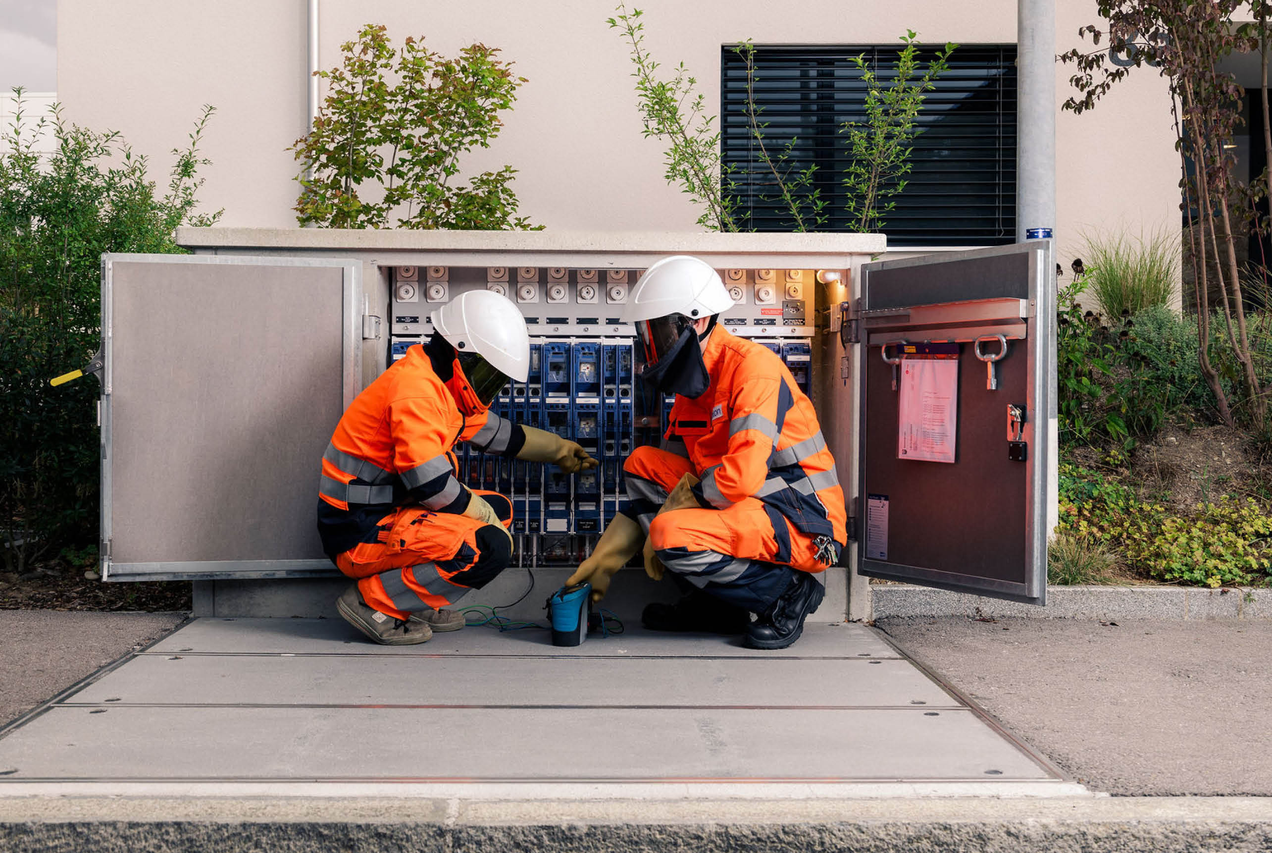 Netzelektriker bei der Störungsanalyse an einer Verteilkabine..