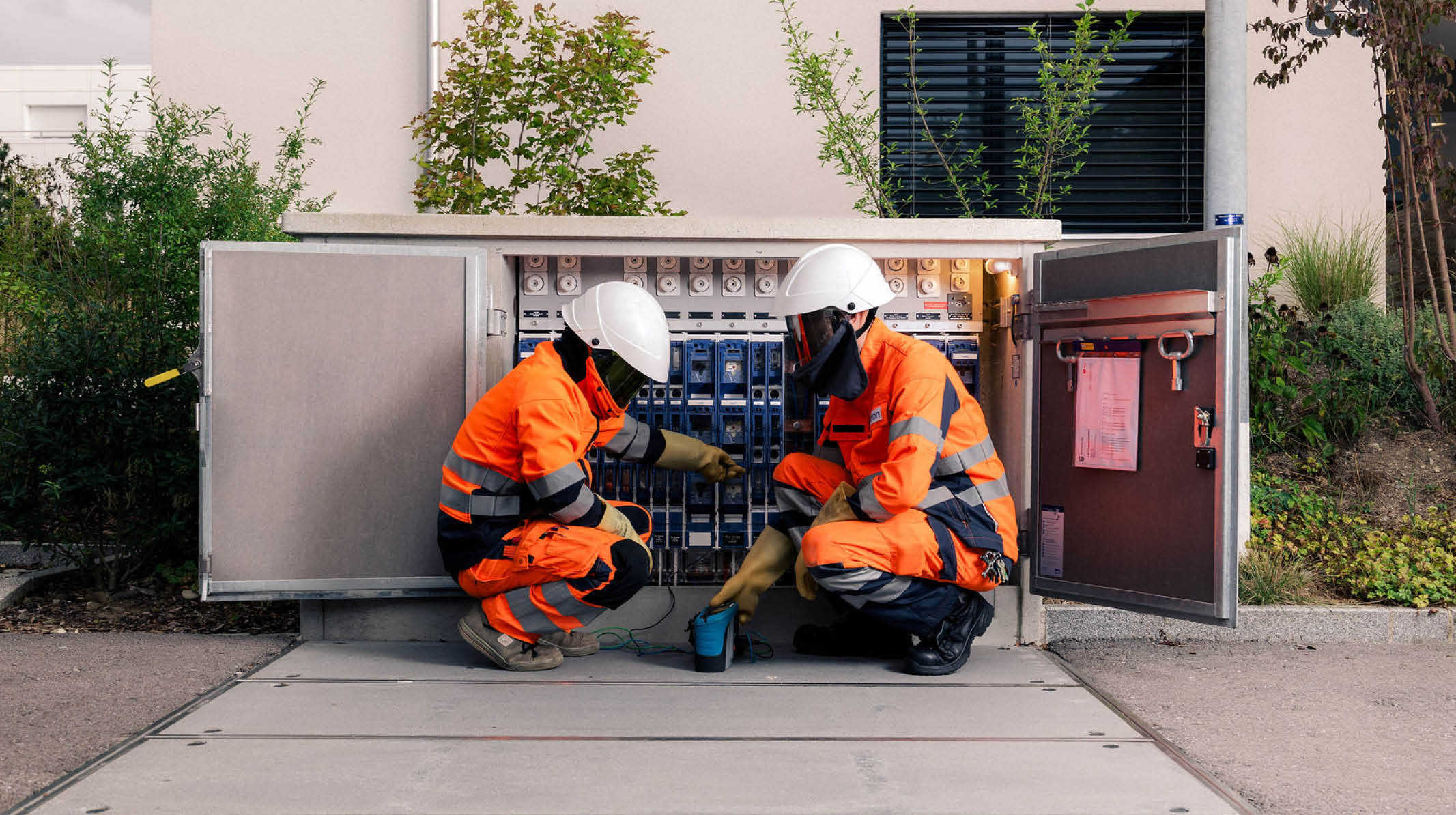 Netzelektriker bei der Störungsanalyse an einer Verteilkabine..