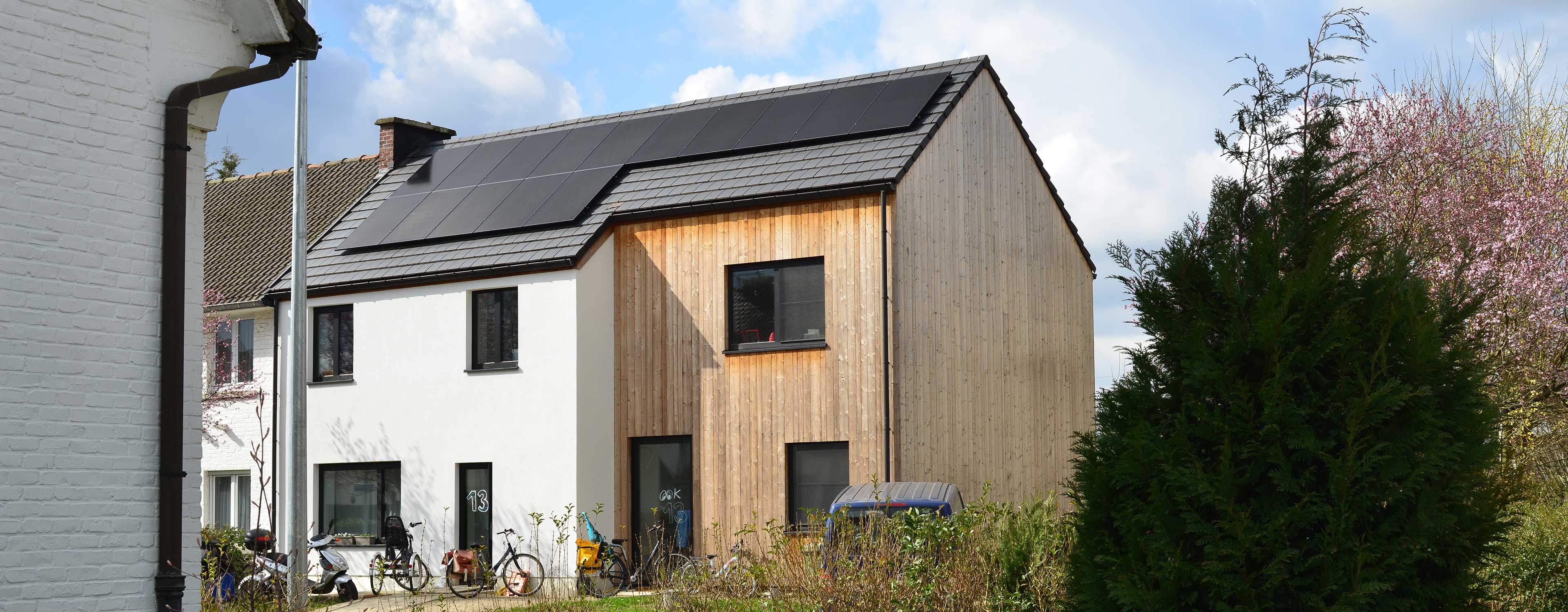Haus mit Photovoltaikanlage auf dem Dach.