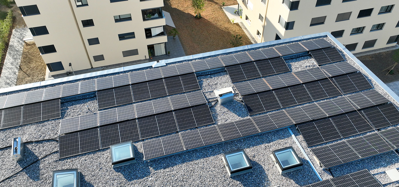 Detailaufnahme der Photovoltaikanlage auf einem Flachdach.