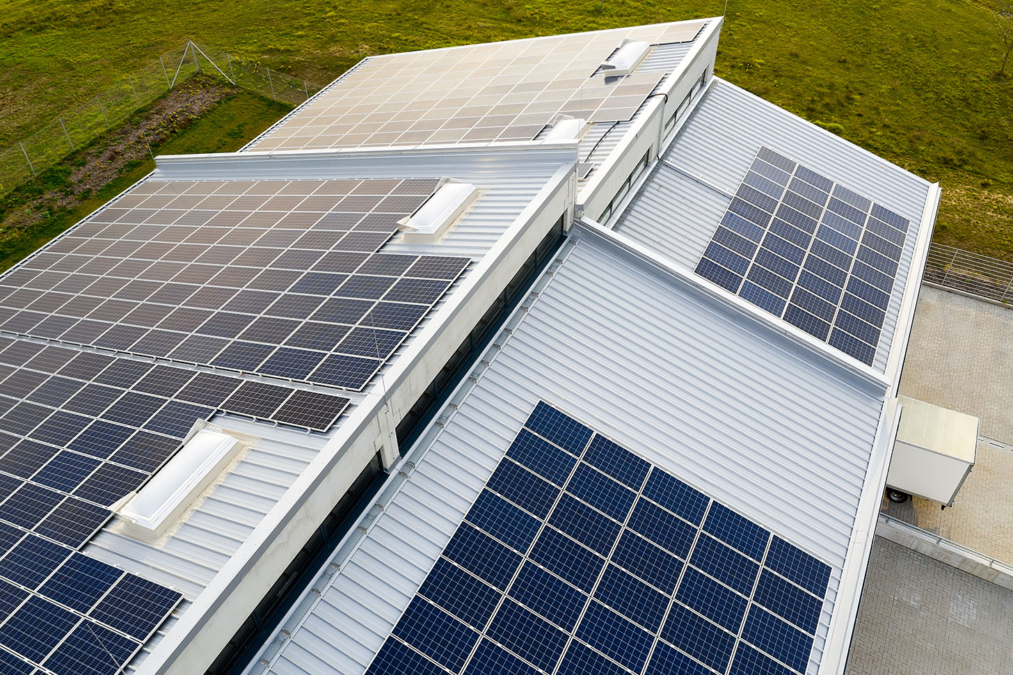 Solaranlage auf einem Industriegebäude.