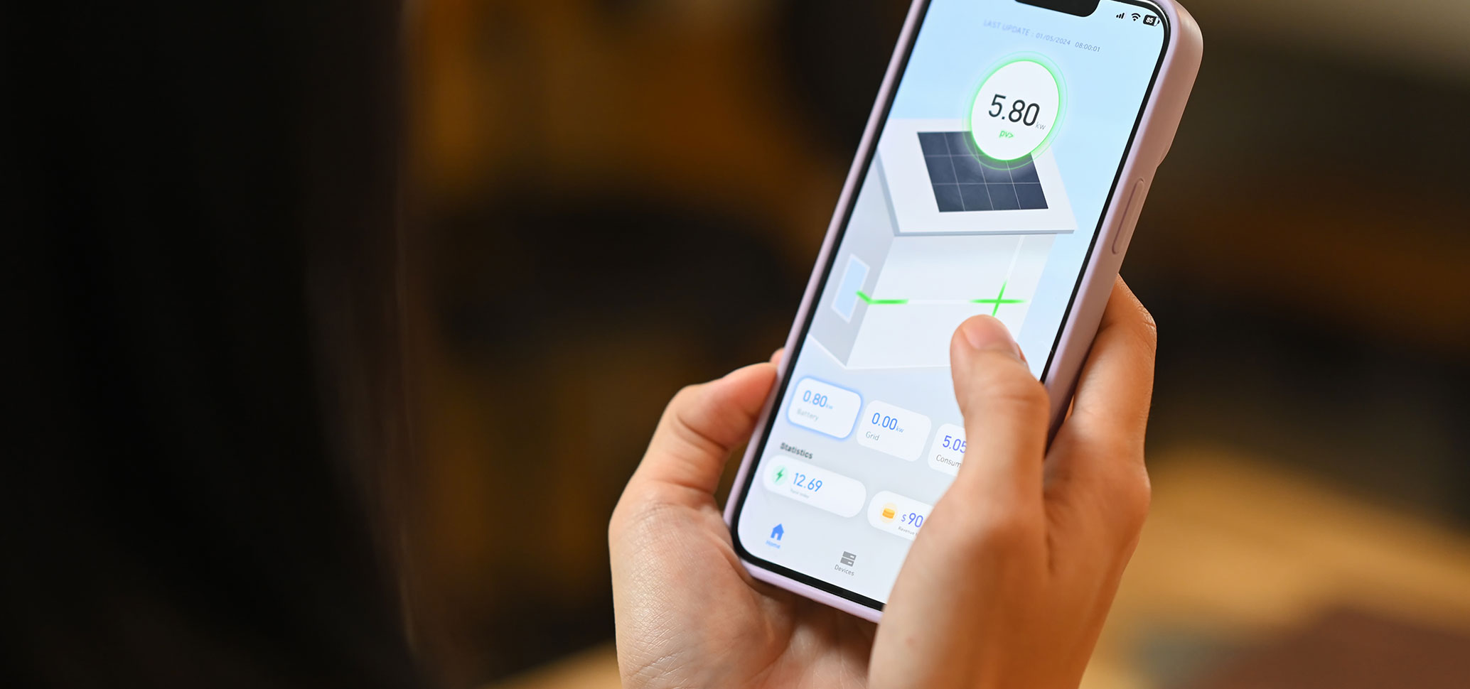 Person betrachtet Energieanzeige auf dem Smartphone.
