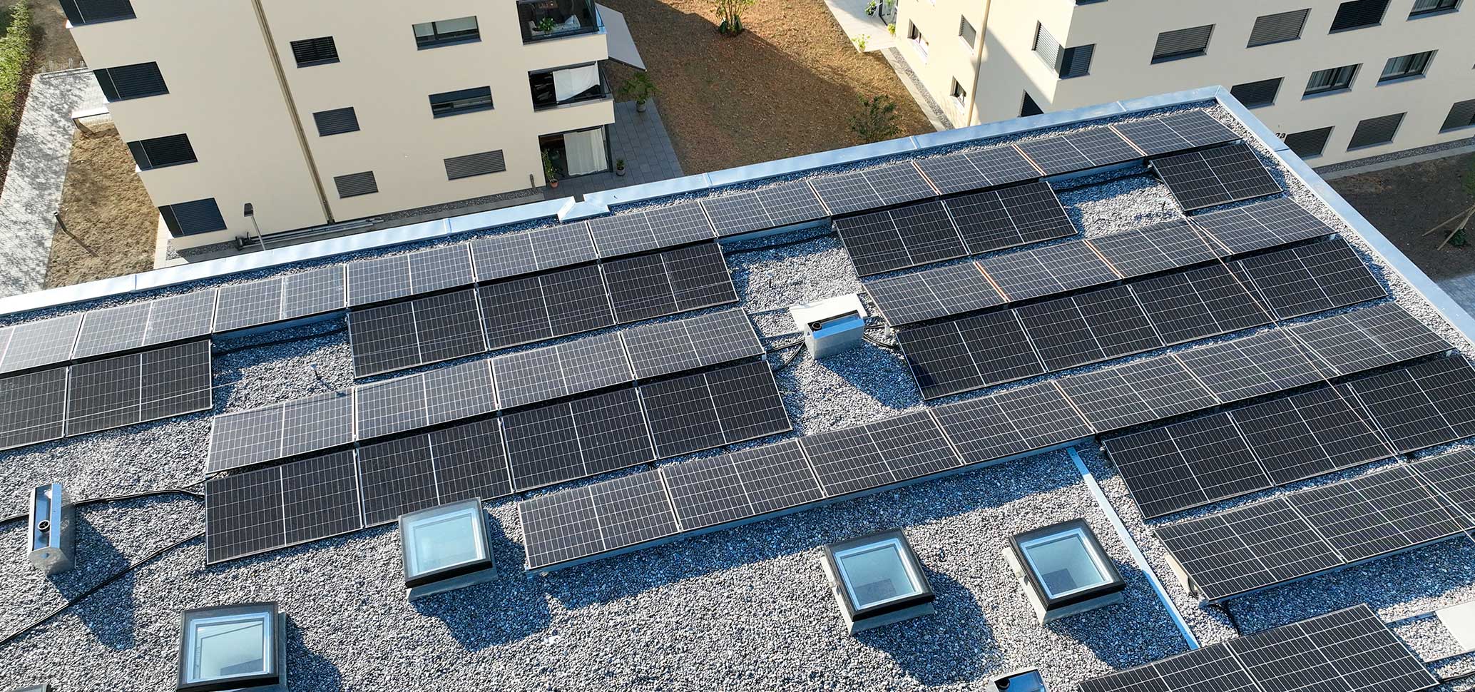Detailaufnahme der Photovoltaikanlage auf einem Flachdach.