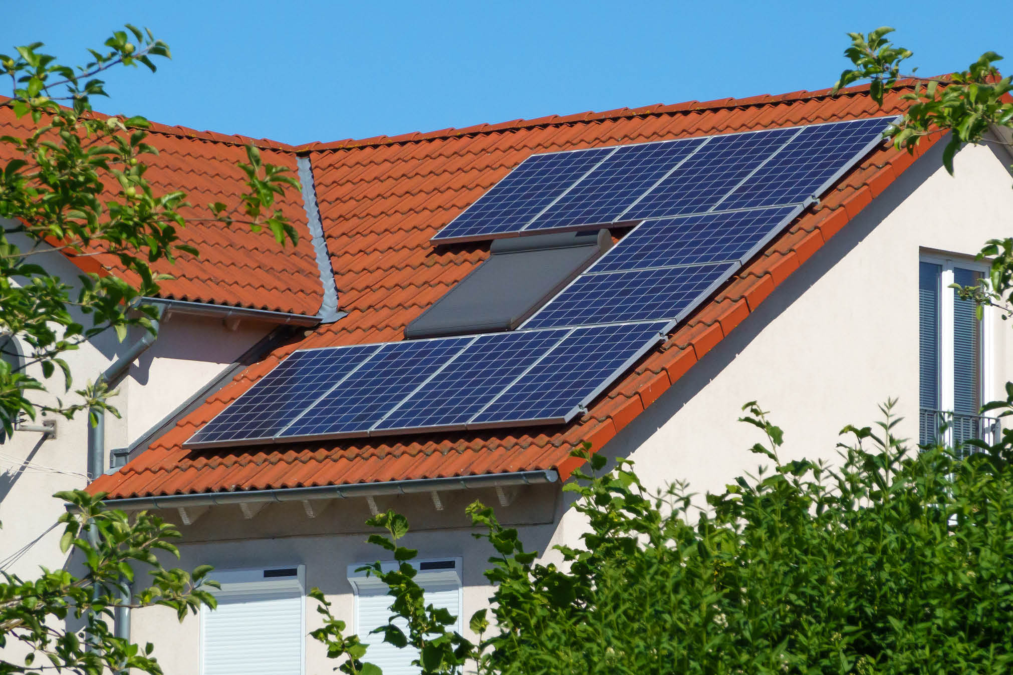 Ziegelhausdach mit PV-Panels.