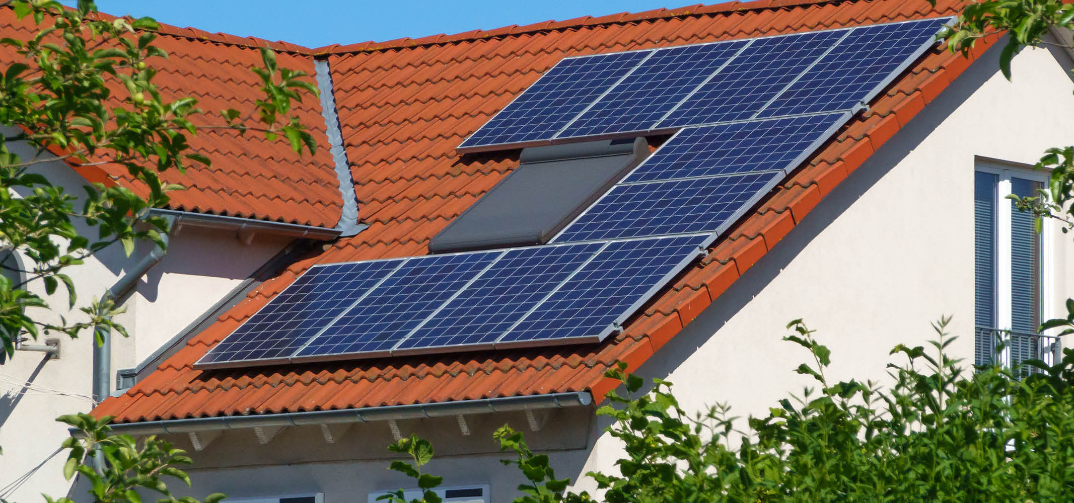 Ziegelhausdach mit PV-Panels.