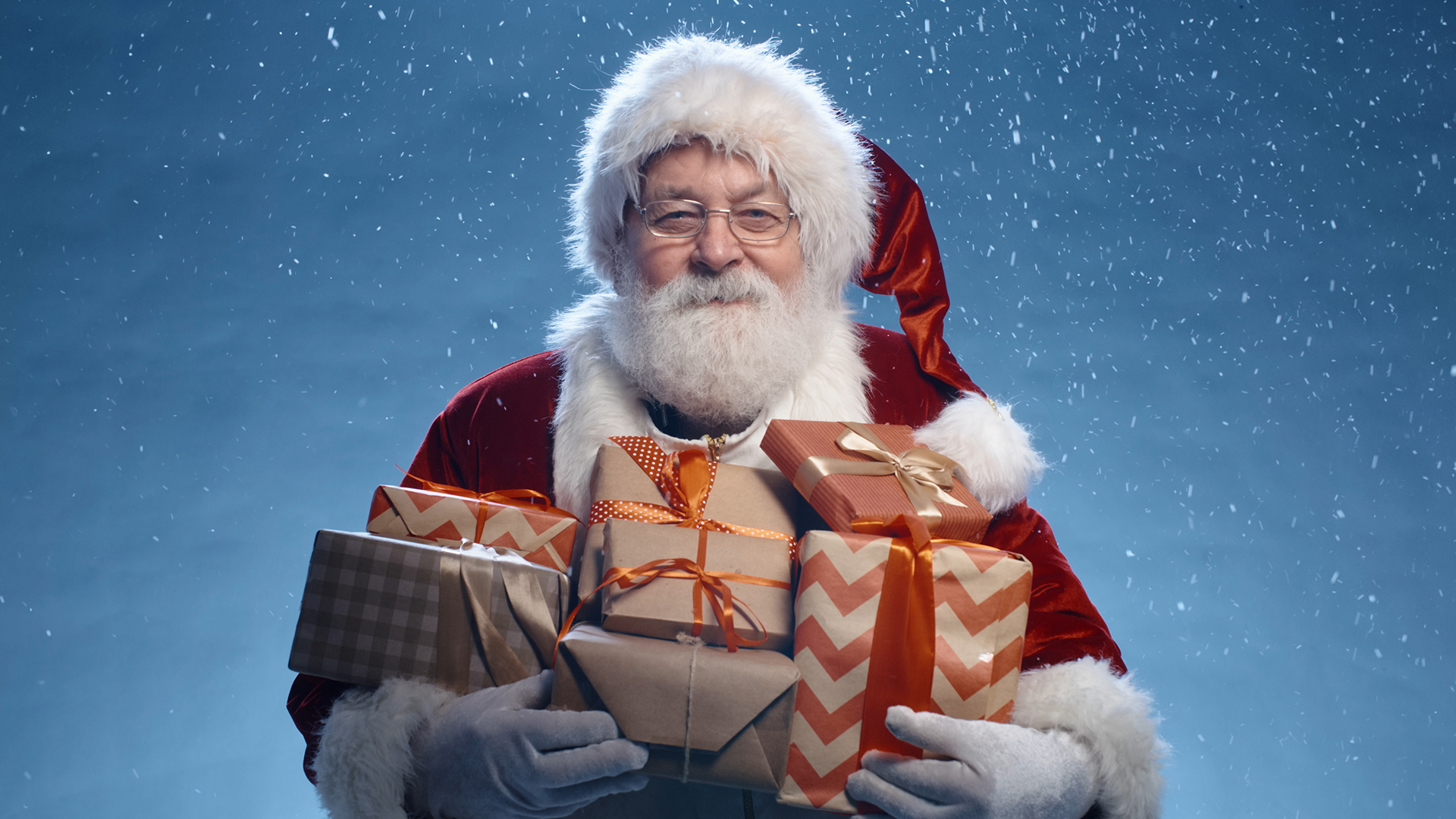 Ein Samichlous mit verpackten Geschenken in den Armen